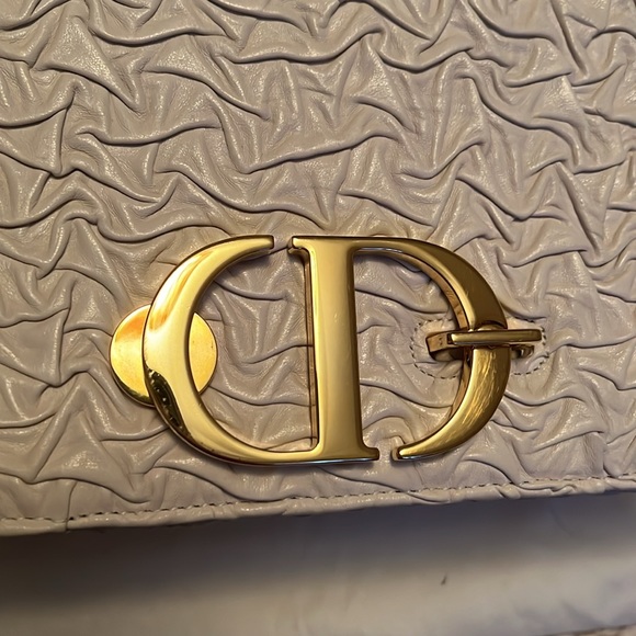 Like new Dior 30 montaigne white with gold hardware - Picture 2 of 8